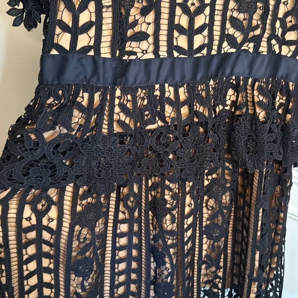 DALIA MACPHEE Black/Nude Short Sleeve Lace Dress With Floral Edging - Picture 5 of 11